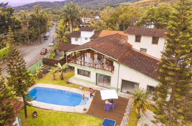 Oportunidade única de ter uma Chácara lindíssima com 05 dormitórios, com piscina e próximo a Cachoeira , em Água Branca, Ilhabela, SP