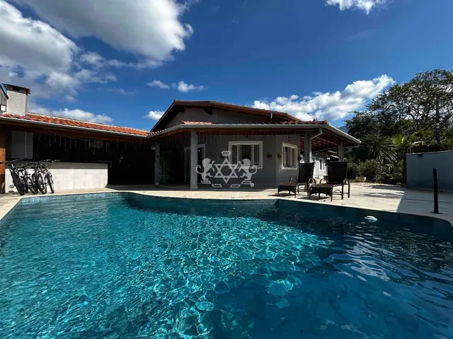 Casa à venda, "MOBILIADO" com 452m² AT I AC 282m², 4 Suítes, área de lazer completa com churrasqueira e piscina Verde II, Caraguatatuba, SP